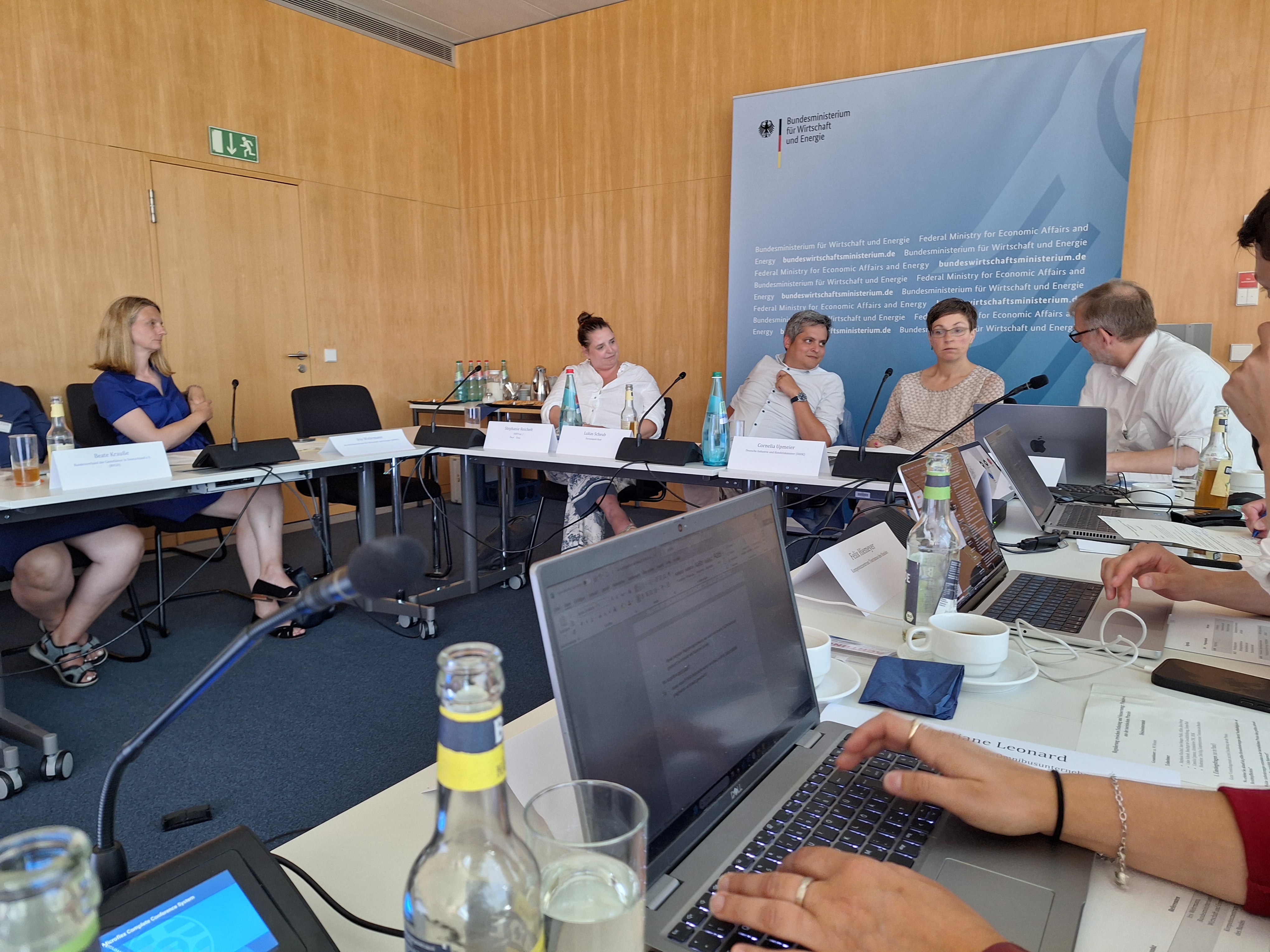 Ines Wehrmann (Bundesministerium für Wirtschaft und Energie); Stephanie Reichelt (Rewe-Group), Lukas Scheub (Europa-Park) und Cornalia Upmeier (DIHK) mit Moderator Dirk Rogl (von links)